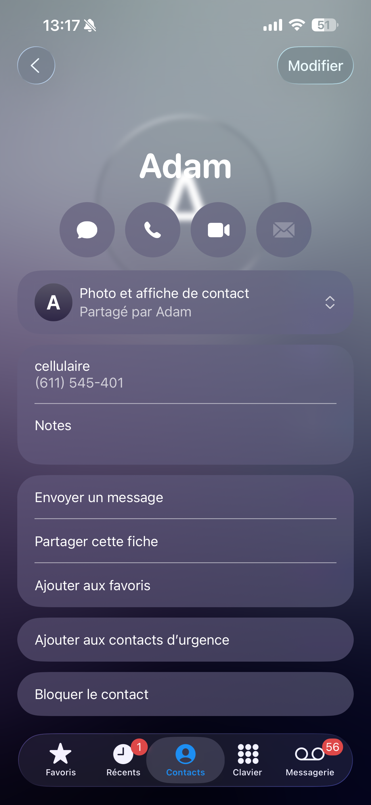 Pour bloquer un numéro dans ta liste d’appels, touche l’icône d’information (i) à côté du numéro, puis touche Bloquer le contact.
