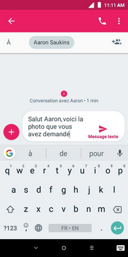 Touchez Message texte pour envoyer le message texte ou touchez lʼicône du + pour en faire un message multimédia.