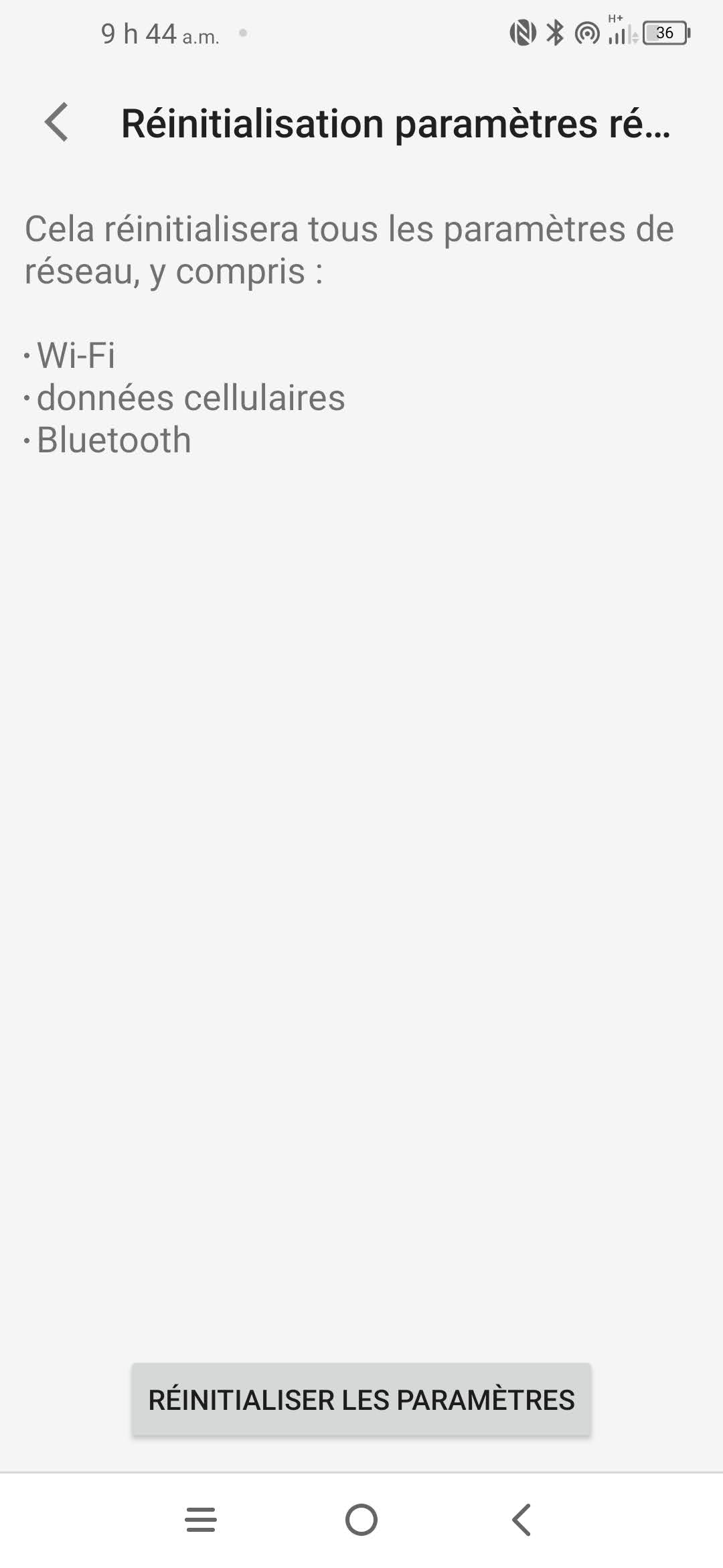 Lisez lʼavertissement et faites défiler puis touchez Réinitialiser le téléphone.