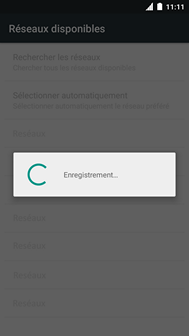 Attendez pendant que le téléphone se connecte au réseau.
