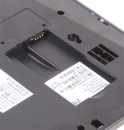 Insérez la carte SIM, les contacts métalliques vers le bas. Glissez-la dans la fente de carte SIM.