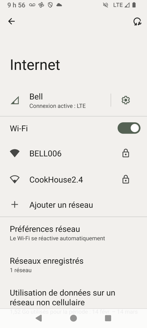 Si le Wi-Fi est désactivé, touchez le curseur Wifi pour lʼactiver.